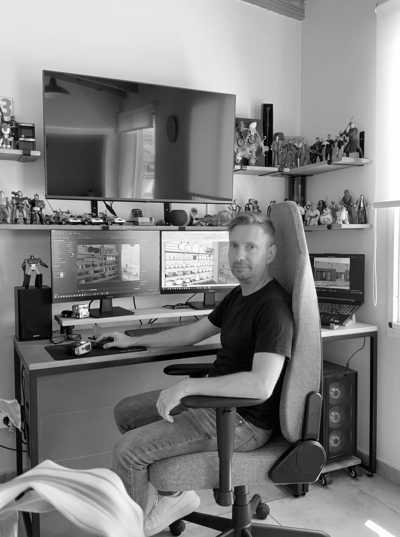 Sebastián Ferrari, fundador de SF Home Design, en su estudio frente a los monitores de trabajo